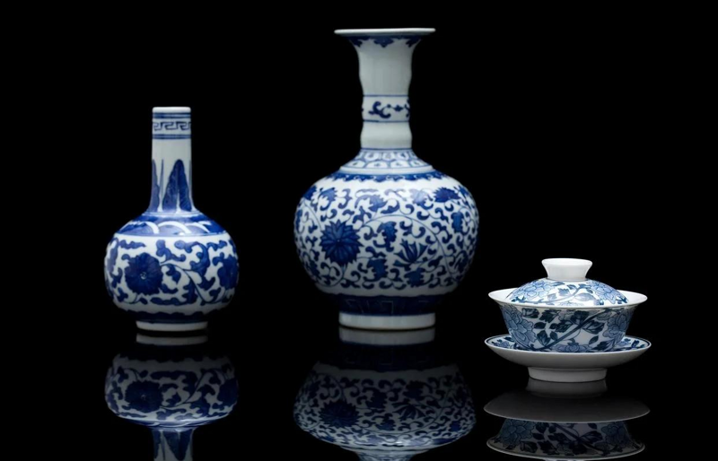 探寻官窑瓷器:真品与仿制品的视觉盛宴